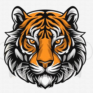 Puede incluir: Un primer plano de la cara de un tigre con rayas naranjas y negras. Los ojos del tigre están abiertos y miran directamente al espectador. La boca del tigre está cerrada y sus bigotes son visibles.