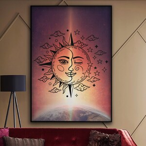 Puede incluir: Una impresi&oacute;n enmarcada en negro con una ilustraci&oacute;n caprichosa de un sol y una luna con una cara. El sol est&aacute; gui&ntilde;ando un ojo y la luna est&aacute; sonriendo. El fondo es un degradado de morado, rosa y naranja con estrellas y nubes.