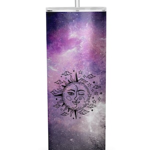 Puede incluir: Un vaso de acero inoxidable con estampado de galaxia p&uacute;rpura y un dise&ntilde;o de sol y luna en blanco y negro. El sol y la luna tienen una cara gui&ntilde;ando un ojo.