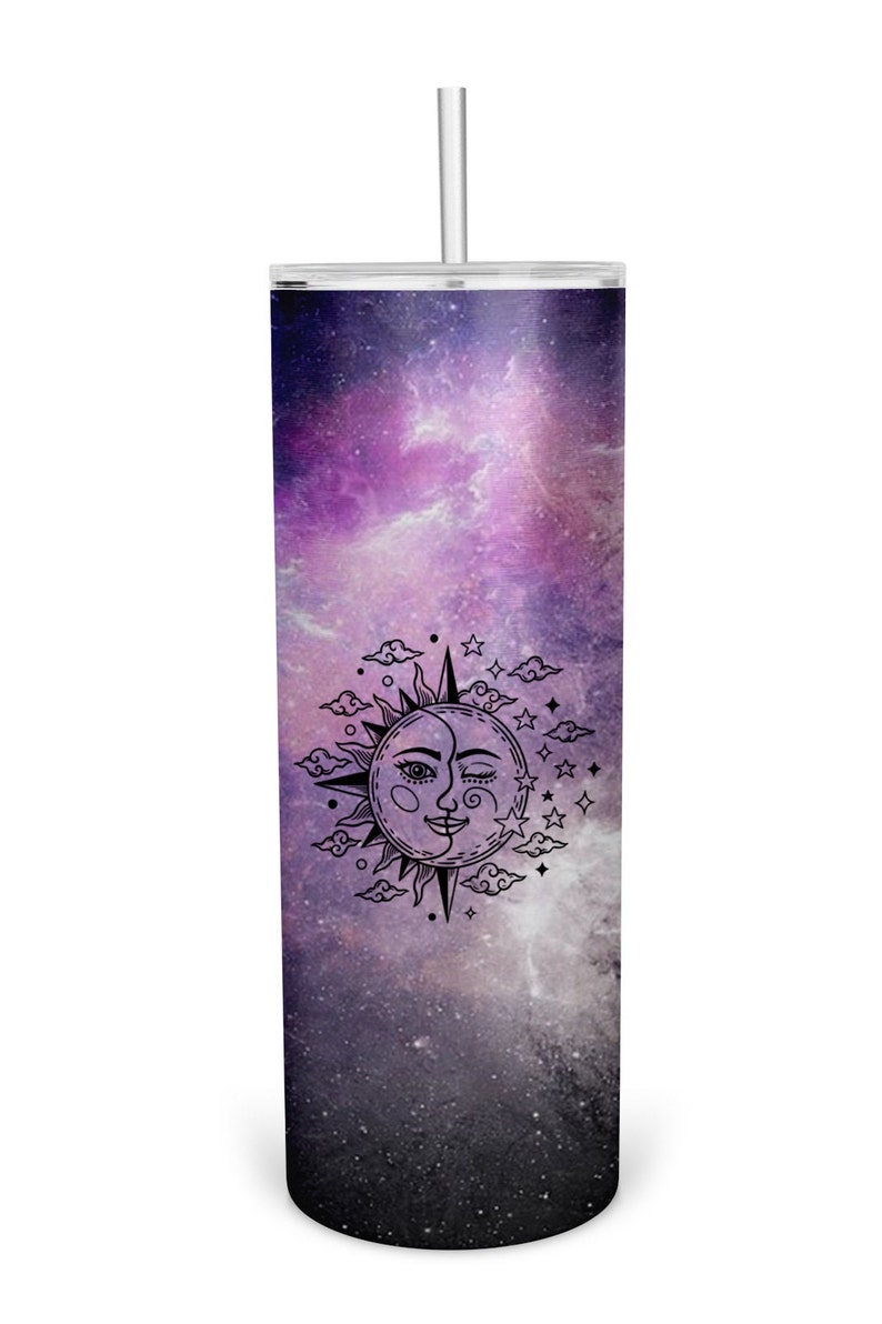 Puede incluir: Un vaso de acero inoxidable con estampado de galaxia p&uacute;rpura y un dise&ntilde;o de sol y luna en blanco y negro. El sol y la luna tienen una cara gui&ntilde;ando un ojo.