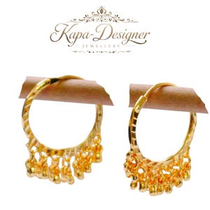 Könnte beinhalten: Ein Paar goldene Creolen mit einer texturierten, facettierten Oberfläche auf der oberen Hälfte der Ringe und einer Reihe kleiner, hängender Goldanhänger an der unteren Hälfte. Der Text Kapa-Designer Jewellery ist darüber abgebildet.