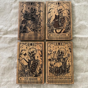 Décorations cartes de tarot squelette "The reader" "The autumn lover" "The cat lover" "The gardener"