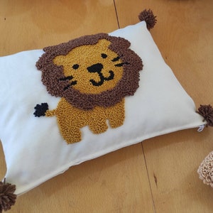 Lion Getuft Punch Needle Kussenhoes, Lion Getuft Kussensloop, Safari Kwekerij Kussensloop, Lion Kwekerij Decor, Lion Head Kussen Mosterd
