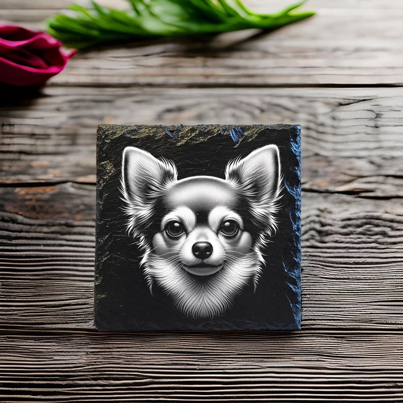 Może przedstawiać: Czarno-biała ilustracja twarzy chihuahua na czarnym podkładce ze łupka.