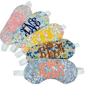 Puede incluir: Cinco antifaces con patrones florales e iniciales bordadas. Los antifaces están hechos de tela suave y tienen cintas elásticas.