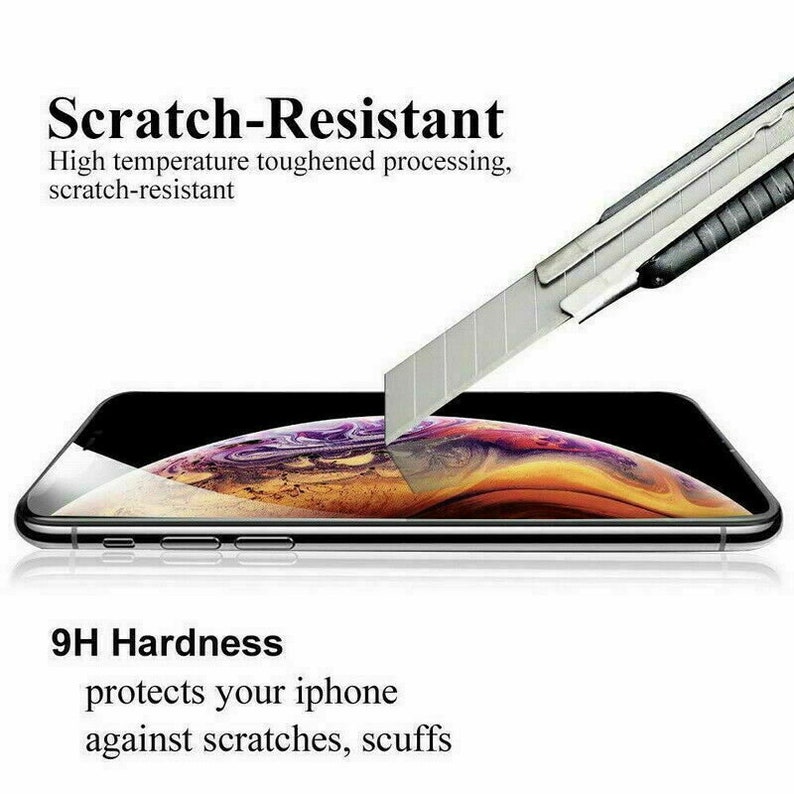 K&ouml;nnte beinhalten: Nahaufnahme eines Smartphone-Bildschirms mit einem Displayschutz aus Glas. Eine Rasierklinge versucht, den Bildschirm zu zerkratzen, was die kratzfeste Eigenschaft des Displayschutzes demonstriert. Der Text "Scratch-Resistant" und "9H Hardness" ist auf dem Bild zu sehen.