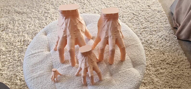 Op de afbeelding: Vier verschillende maten, vleeskleurige, 3D-geprinte handen met gedetailleerde vinger- en knokkeltexturen.