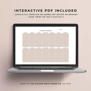 Pu&ograve; includere: Un computer portatile che mostra un modello di pianificatore di due settimane. Il pianificatore &egrave; diviso in giorni della settimana, con spazio per appunti e appuntamenti. Il testo "2 Week Planner" &egrave; in cima al modello.