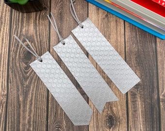 Marcapáginas de piel sintética con relieve plateado: un regalo literario con borla