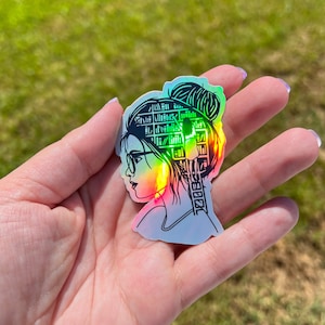 Könnte beinhalten: Holografischer Aufkleber mit dem Profil einer Frau, in deren Kopf sich ein Bücherregal befindet. Der Aufkleber hat einen Regenbogen-Schimmer und eine schwarze Umrandung. Die Frau trägt eine Brille und hat ihr Haar zu einem Dutt gebunden. Das Wort "BOOKS" ist sichtbar.