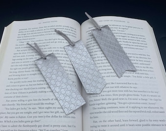 Marcapáginas de piel sintética plateada repujada: regalo para amantes de los libros