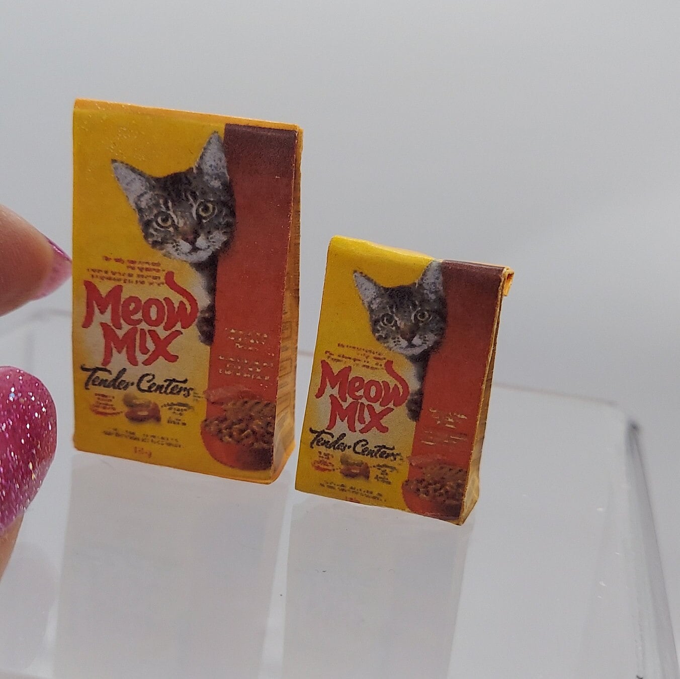 Cibo per cani e gatti in miniatura per case delle bambole