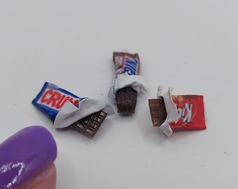 Miniaturas para casa de bonecas, escala 1/12, de barras de chocolate abertas e sem embalagem.
