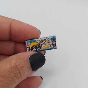 Miniaturas de casas de muñecas Pastelitos de rayas blancas y negras