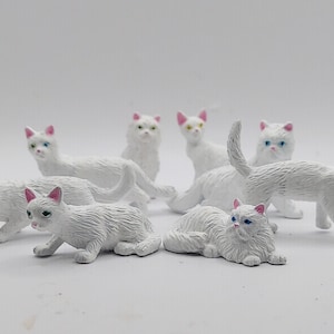 Dollhouse Miniatures 1:12 Scale Valentine White Cats Felines