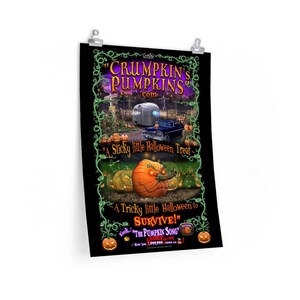 以下が含まれることがあります： 歯の生えた笑顔をした漫画の南瓜が描かれた黒と紫のポスター。ポスターには「Crumpkin's Pumpkins」と「A Sticky little Halloween Treat」と「A Tricky little Halloween to Survive!」と書かれている。