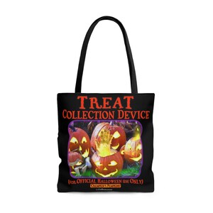 Puede incluir: Bolsa de tela negra con temática de Halloween. Presenta un gráfico de calabazas luminosas con el texto "TREAT COLLECTION DEVICE (FOR OFFICIAL HALLOWEEN USE ONLY)" y "CHUMPKIN'S PUMPKINS".
