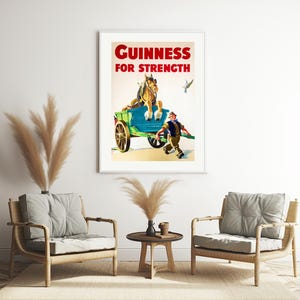 K&ouml;nnte beinhalten: Gerahmte Vintage-Guinness-Werbung. Das Poster zeigt einen Pferdewagen mit einem Mann, der daneben herl&auml;uft. Der Text "Guinness For Strength" ist rot. Das Kunstwerk ist vor einem hellen Hintergrund platziert, was eine klassische &Auml;sthetik erzeugt.