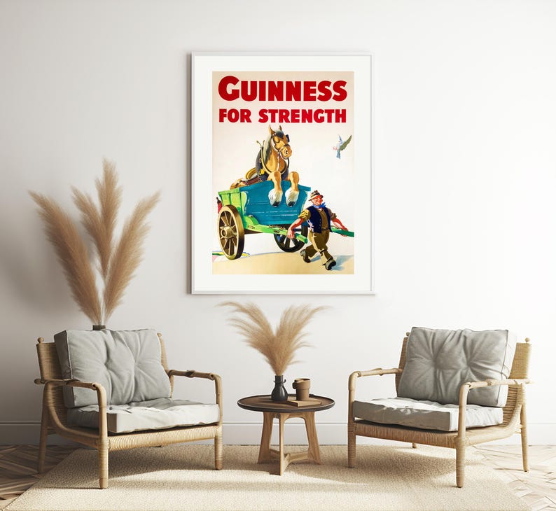 K&ouml;nnte beinhalten: Gerahmte Vintage-Guinness-Werbung. Das Poster zeigt einen Pferdewagen mit einem Mann, der daneben herl&auml;uft. Der Text "Guinness For Strength" ist rot. Das Kunstwerk ist vor einem hellen Hintergrund platziert, was eine klassische &Auml;sthetik erzeugt.