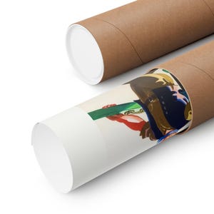 K&ouml;nnte beinhalten: Gerollter Poster in einer braunen Pappr&ouml;hre. Das Poster zeigt eine Vintage-Illustration mit einer Person in Milit&auml;runiform, die einen gr&uuml;nen Gegenstand h&auml;lt. Das Poster ist teilweise ausgerollt und zeigt das Kunstwerk.