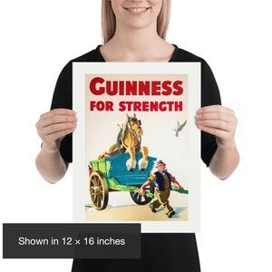 K&ouml;nnte beinhalten: Vintage Guinness Werbeplakat. Das Plakat zeigt ein Pferd, das einen Wagen zieht, mit einem Mann, der daneben rennt. Der Text "GUINNESS FOR STRENGTH" ist rot. Das Plakat ist 30,48 x 40,64 cm gro&szlig;.