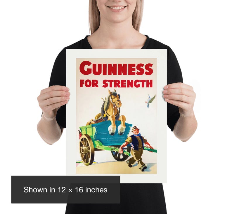 K&ouml;nnte beinhalten: Vintage Guinness Werbeplakat. Das Plakat zeigt ein Pferd, das einen Wagen zieht, mit einem Mann, der daneben rennt. Der Text "GUINNESS FOR STRENGTH" ist rot. Das Plakat ist 30,48 x 40,64 cm gro&szlig;.
