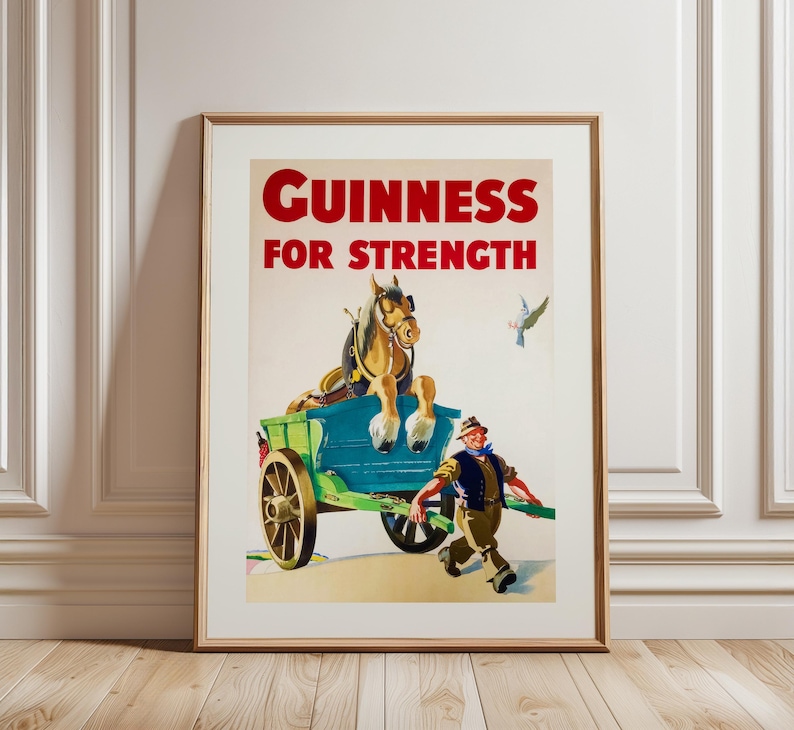 K&ouml;nnte beinhalten: Gerahmtes Vintage Guinness-Poster. Das Poster zeigt ein Pferd, das sich in einem t&uuml;rkisfarbenen Wagen ausruht, der von einem Mann gezogen wird. Der Text "GUINNESS FOR STRENGTH" steht in Rot oben. Ein Vogel fliegt im Hintergrund. Das Poster ist in einem goldenen Rahmen.