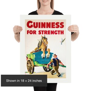 K&ouml;nnte beinhalten: Vintage Guinness Werbeplakat. Das Plakat zeigt ein Pferd, das einen Wagen zieht, mit einem Mann, der daneben rennt. Der Text "GUINNESS FOR STRENGTH" ist rot dargestellt. Das Plakat ist 45,7 x 61 cm gro&szlig;.