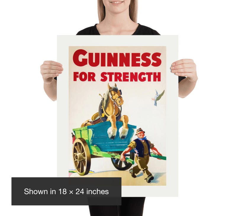 K&ouml;nnte beinhalten: Vintage Guinness Werbeplakat. Das Plakat zeigt ein Pferd, das einen Wagen zieht, mit einem Mann, der daneben rennt. Der Text "GUINNESS FOR STRENGTH" ist rot dargestellt. Das Plakat ist 45,7 x 61 cm gro&szlig;.