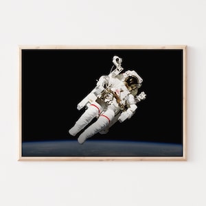 Stampa fotografica della passeggiata nello spazio di un astronauta / Stampa artistica da parete di un astronauta / Stampa artistica da parete extra large / Stampa fino a 24x36.