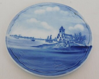 Azulejo de té Rosenthal Bavaria Delft Alemania Escena de canal Iglesia Barcos Redonda Azul