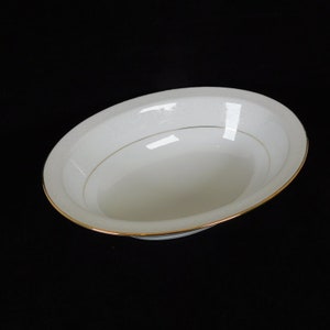 Noritake Guenevere 10 pulgadas Oval Vegetable Bowl Gold Trim White Scroll Porcelana