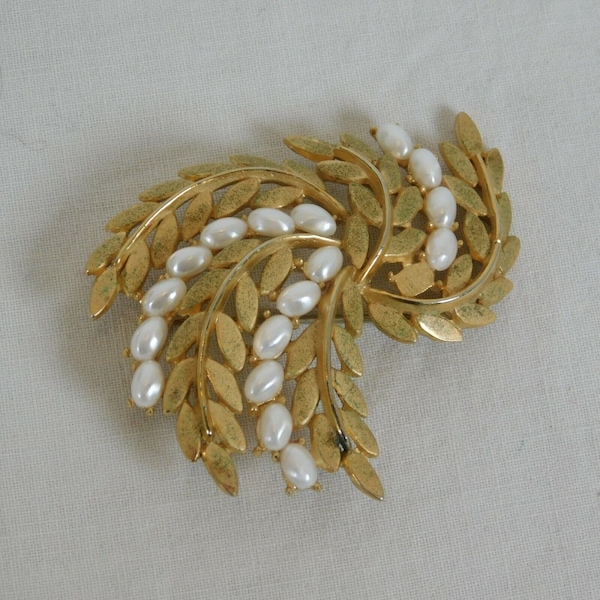 Crown Trifari Vintage Brushed Gold Tone Faux Pearls Spiral Leaves Brooch Pin