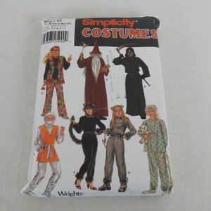 Puede incluir: Patrón de costura Simplicity Costumes con ilustraciones de siete disfraces de Halloween diferentes: un mago, la muerte, un hippie, un ninja, un gato, un oso y una pijama. El número de patrón es 3963.