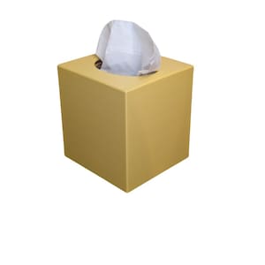Könnte beinhalten: Ein quadratischer Taschentuchspender aus hellbeigefarbenem Material. Die Box hat eine quadratische Öffnung oben für Taschentücher.
