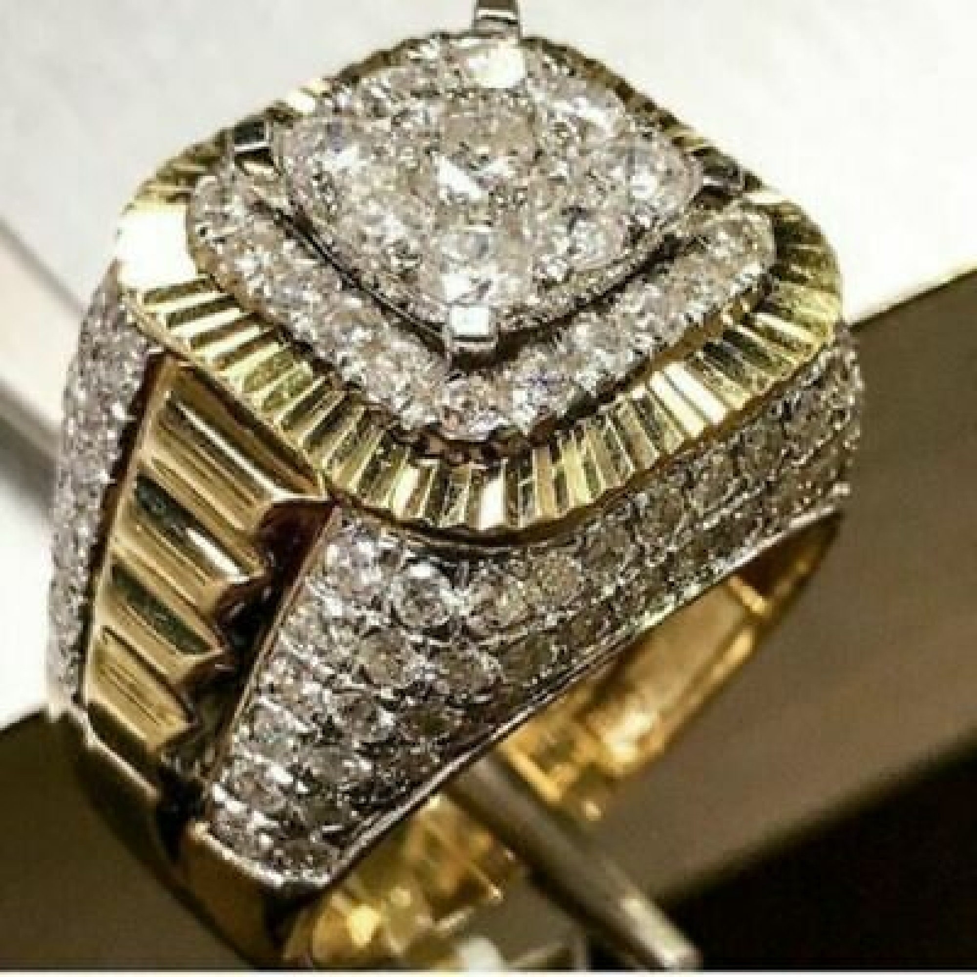 Бриллианты муж купил. Мужские кольца Graff Gold Diamant. Золотое кольцо ролекс с бриллиантами. Мужской перстень с бриллиантом. Дорогие украшения.