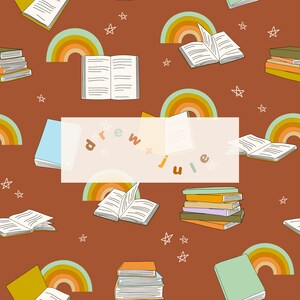 Könnte beinhalten: Ein nahtloses Muster mit braunem Hintergrund, Regenbogenbögen, Sternen und verschiedenen Illustrationen von offenen und geschlossenen Büchern. Der Text "drew julie" ist in einer verspielten Schrift geschrieben.