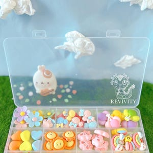 85 Stück mattes, pastellfarbenes Charm Set mit Aufbewahrungsbox - Kawaii Harz Cabochons für Dekodens & Bastelarbeiten