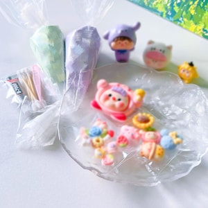 Mystery Decoden-set met beeldje – DIY kawaii-knutselset | Decoden crèmelijm, schattige cabochons en gereedschap | 3 maatopties | Verrassingsgeschenkdoos