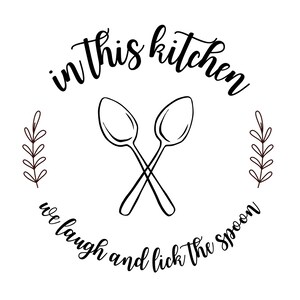 Puede incluir: Ilustración en blanco y negro de dos cucharas cruzadas con el texto "in this kitchen we laugh and lick the spoon" alrededor de las cucharas.