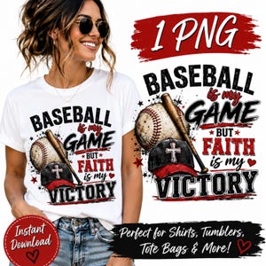 Puede incluir: Una camiseta blanca con un diseño gráfico que muestra una pelota de béisbol, un bate de madera y una gorra con un símbolo de cruz. El texto dice: BASEBALL is my GAME BUT FAITH is my VICTORY. El diseño incluye detalles en rojo y negro.