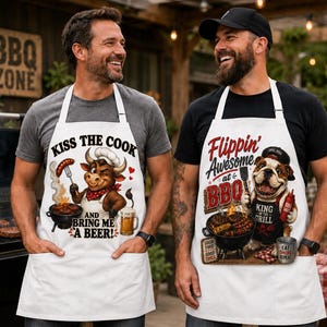 Peut inclure: Deux tabliers blancs avec des graphismes humoristiques sur le thème du barbecue. L'un dit "Kiss the Cook" avec un taureau de dessin animé, l'autre dit "Flippin' Awesome at BBQ" avec un bouledogue. Les deux tabliers ont des poches.