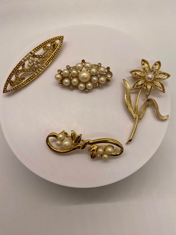 Group of four vintage gold toned with faux pearl … - image 1