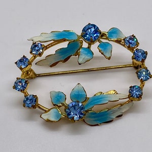 Vintage enallmelled brooches, MCM jewelry, floral motifs and gold toned, vintage jewelry.