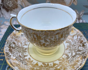 Vintage Colclough Teacup & Saucer – Złota porcelana kostna z motywem kwiatowym | Wyprodukowano w Anglii