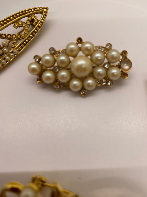 Group of four vintage gold toned with faux pearl … - image 3