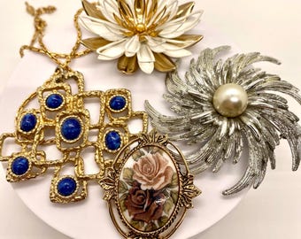 Vintage Sarah Coventry jewelry, 3 brooches and a necklace