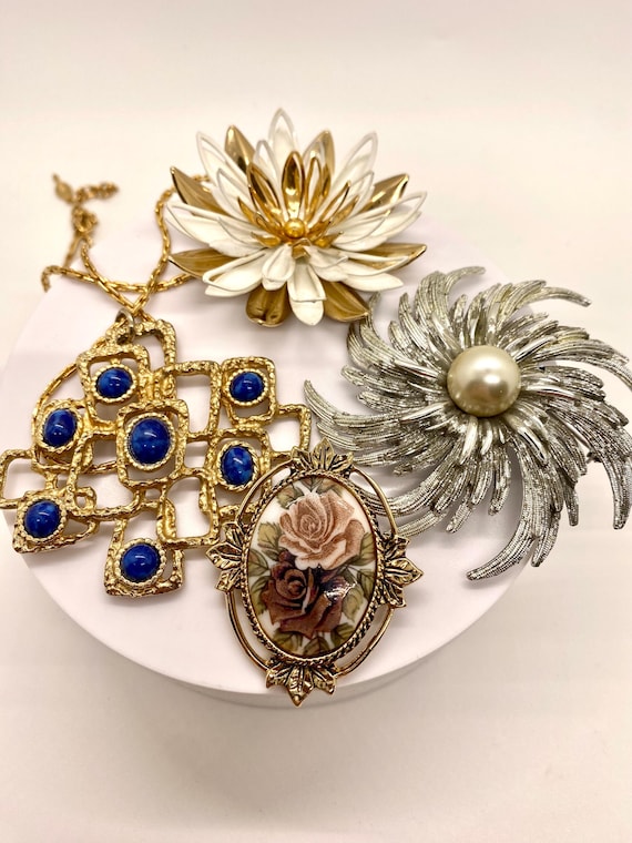 Vintage Sarah Coventry jewelry, brooches and a necklace