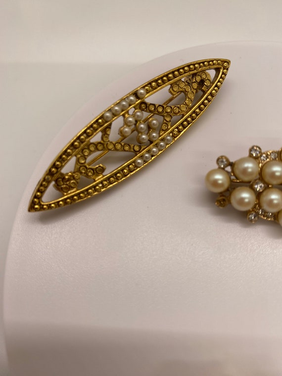 Group of four vintage gold toned with faux pearl … - image 8