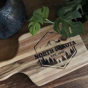Custom State Cutting Board Border – Personalized Kitchen Decor – Unique State-Shaped Wooden Cutting Board – Perfect Gift for Home Cooks